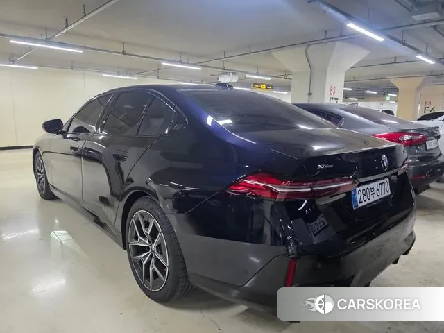 BMW 5 Series (G60) 2025 Черный из Кореи, фото 3