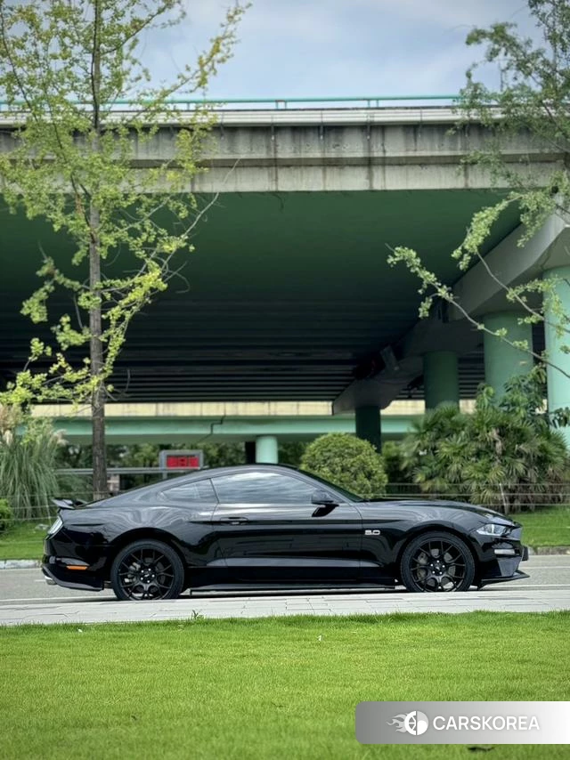 Ford Mustang 2023 Черный из Китая, фото 3