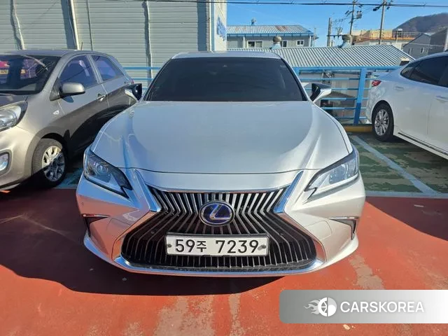 Lexus ES300h 7th generation 2018 Светло-серебряный цвет из Кореи, фото 5