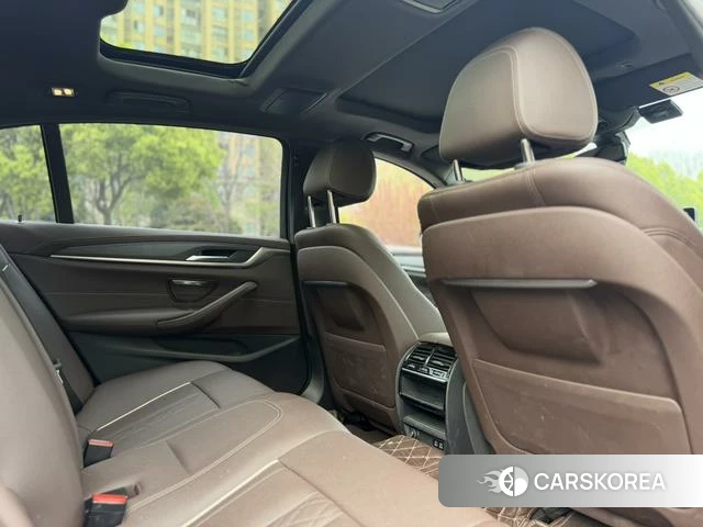 BMW 5 series 2021 Серебристо-серый из Китая, фото 3