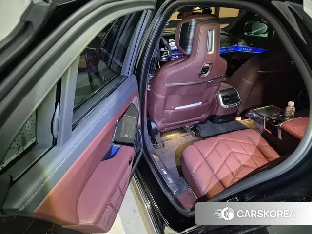 BMW 7 Series (G70) 2023 Черный из Кореи, фото 5