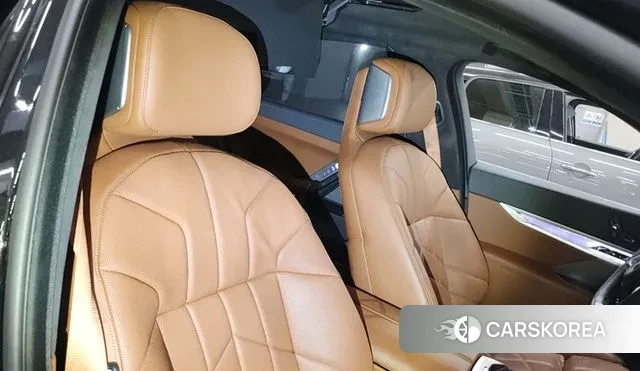 BMW 7 Series (G70) 2023 Черный из Кореи, фото 3