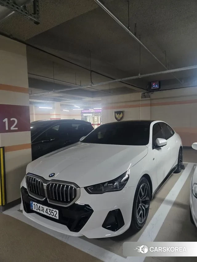 BMW 5 Series (G60) 2023 Белый из Кореи, фото 3