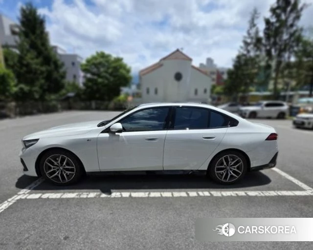 BMW 5 Series (G60) 2024 Белый из Кореи, фото 3