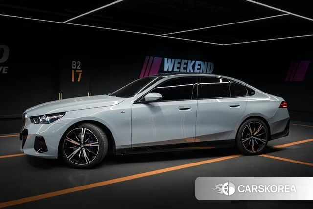 BMW 5 Series (G60) 2024 Светло-серебряный цвет из Кореи, фото 3