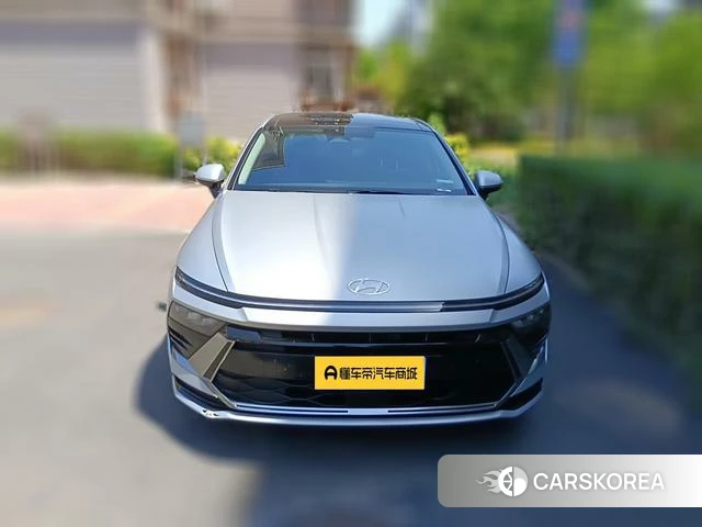 Hyundai Sonata 2024 Серебристо-серый из Китая, фото 3
