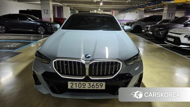 BMW 5 Series (G60) 2025 Небесно-голубой из Кореи, фото 6