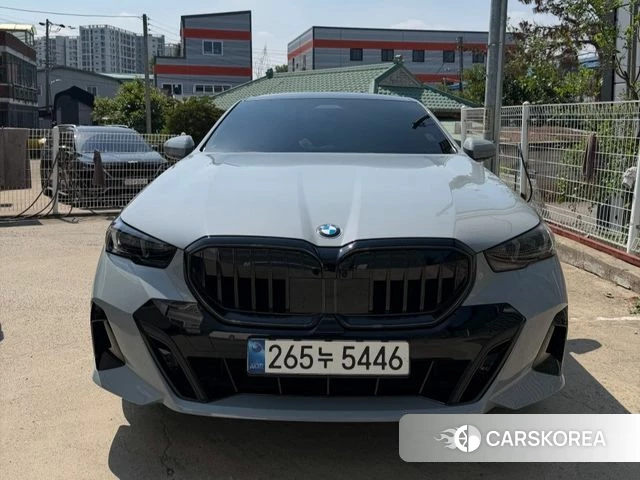 BMW 5 Series (G60) 2025 Серебристо-серый из Кореи, фото 6