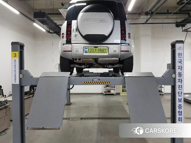 Land Rover Defender (L663) 2024 Серебристо-серый из Кореи, фото 3