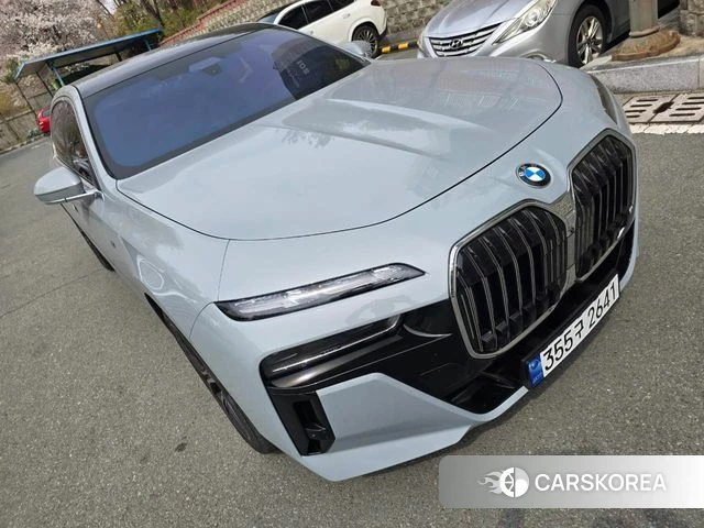 BMW 7 Series (G70) 2025 Жемчужный цвет из Кореи, фото 3