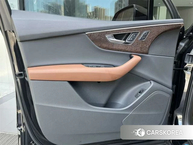 Audi Q7 2021 Черный из Китая, фото 6