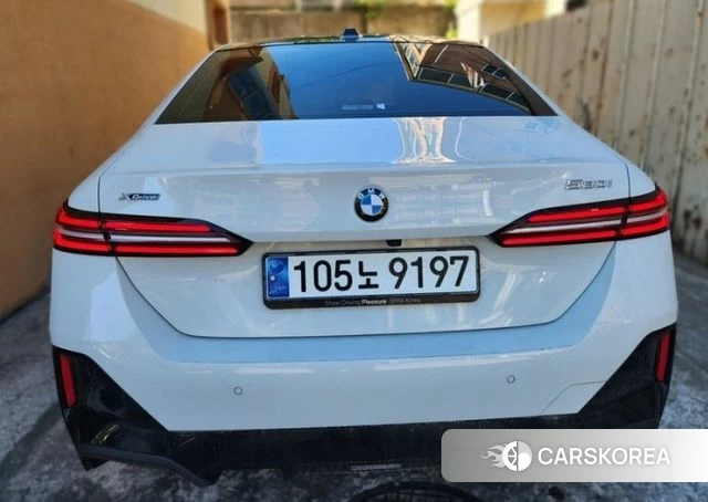 BMW 5 Series (G60) 2023 Белый из Кореи, фото 3