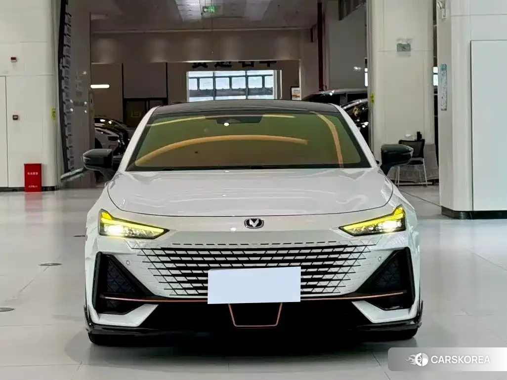 Chang'an UNI-V 2022 Белый из Китая, фото 3