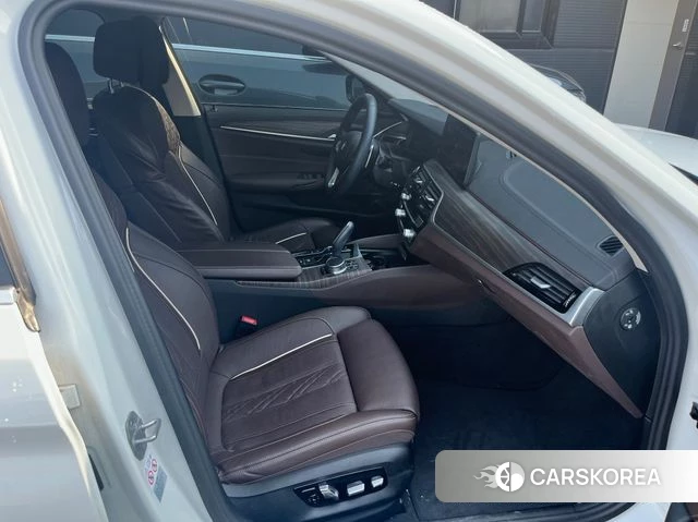 BMW 5 Series (G30) 2023 Белый из Кореи, фото 3