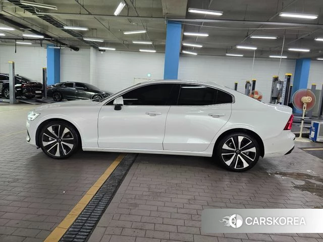 Volvo S60 3rd generation 2023 Белый из Кореи, фото 3