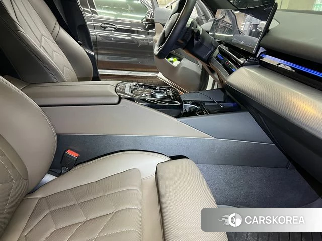 BMW 5 Series (G60) 2024 Белый из Кореи, фото 3