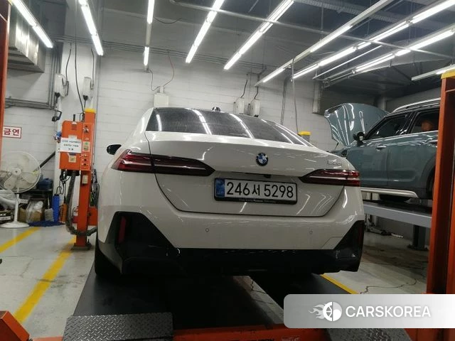 BMW 5 Series (G60) 2025 Белый из Кореи, фото 3