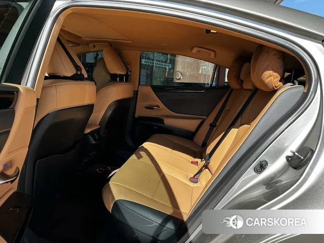 Lexus ES 2024 Серебристо-серый из Китая, фото 6