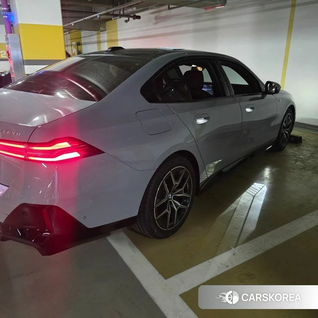 BMW 5 Series (G60) 2025 Серебристо-серый из Кореи, фото 3