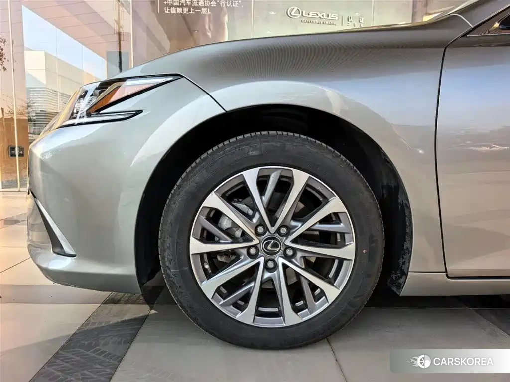 Lexus ES 2023 Silver/gray из Китая, фото 3