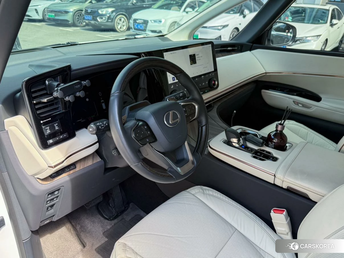 Lexus LM id 4452994 из Китая 19