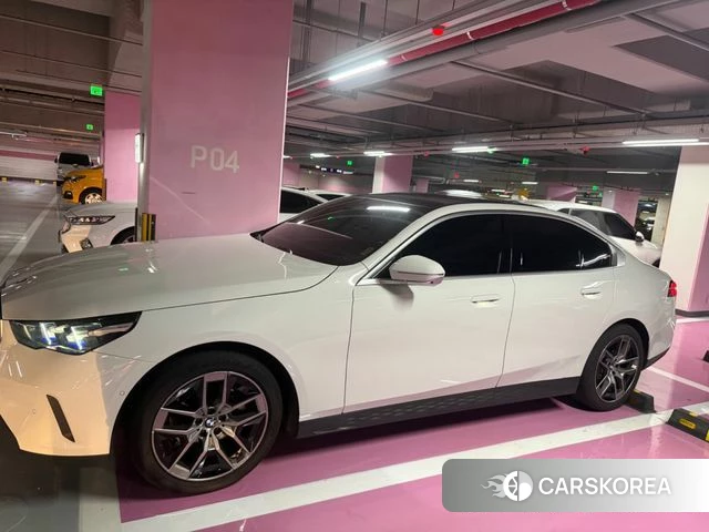 BMW 5 Series (G60) 2023 Белый из Кореи, фото 3
