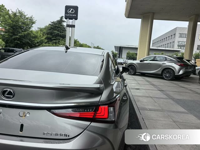 Lexus ES id 4348947 из Китая 11
