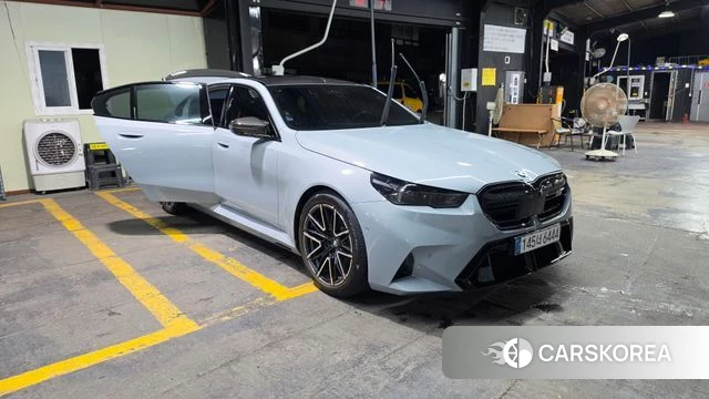 BMW M5 (G90) 2026 Серебристо-серый из Кореи, фото 3