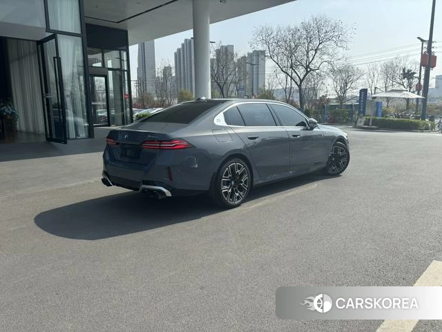 BMW 5 series 2025 Серебристо-серый из Китая, фото 3