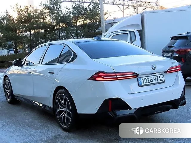 BMW 5 Series (G60) 2024 Белый из Кореи, фото 3