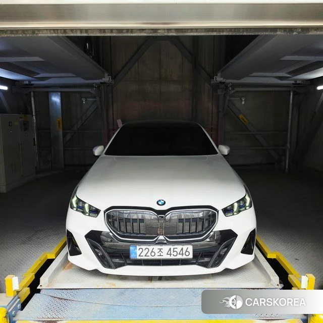 BMW 5 Series (G60) 2024 Белый из Кореи, фото 3