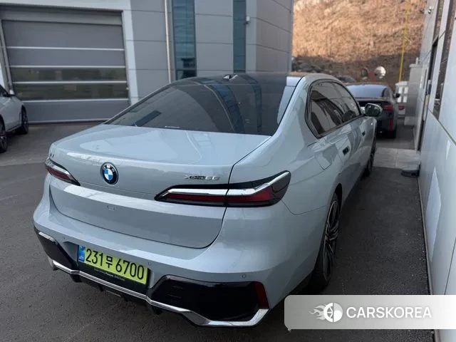 BMW i7 (G70) 2025 Цвет галактики из Кореи, фото 3
