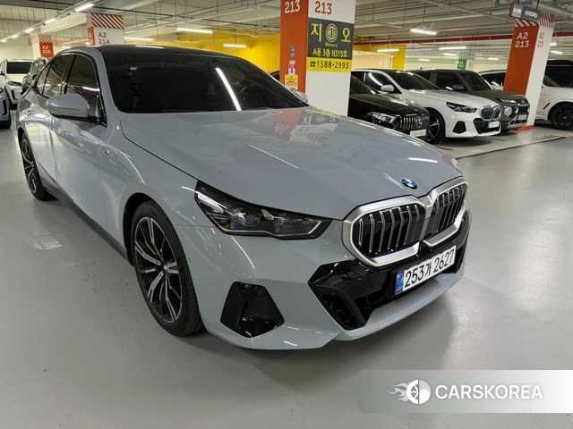 BMW 5 Series (G60) 2025 Светло-серебряный цвет из Кореи, фото 5