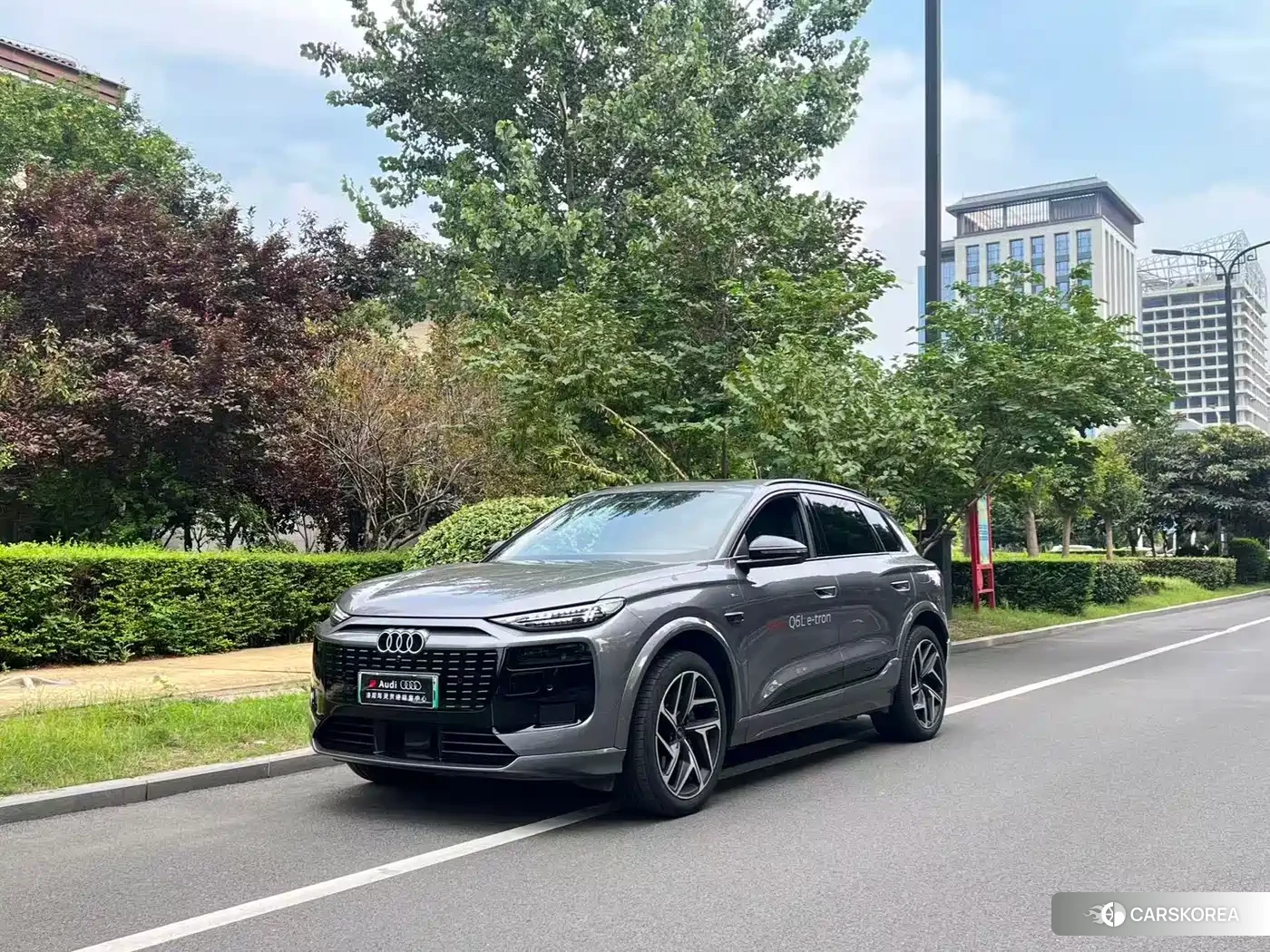 Audi Q6L 2025 Silver/gray из Китая, фото 3