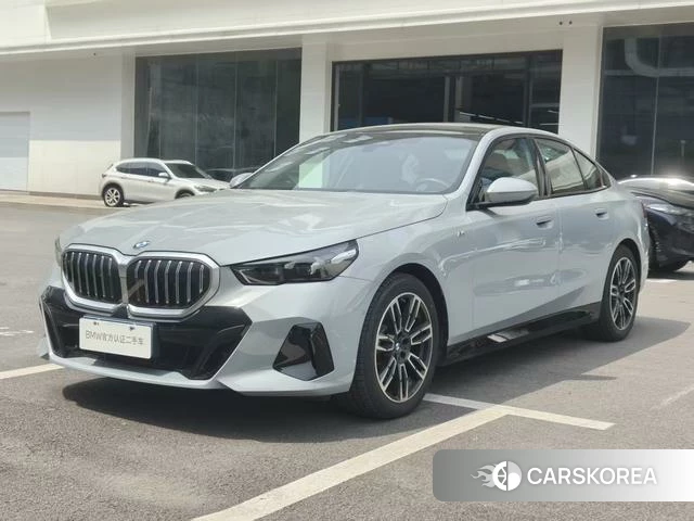 BMW 5 series (imported) 2025 Серебристо-серый из Китая, фото 4