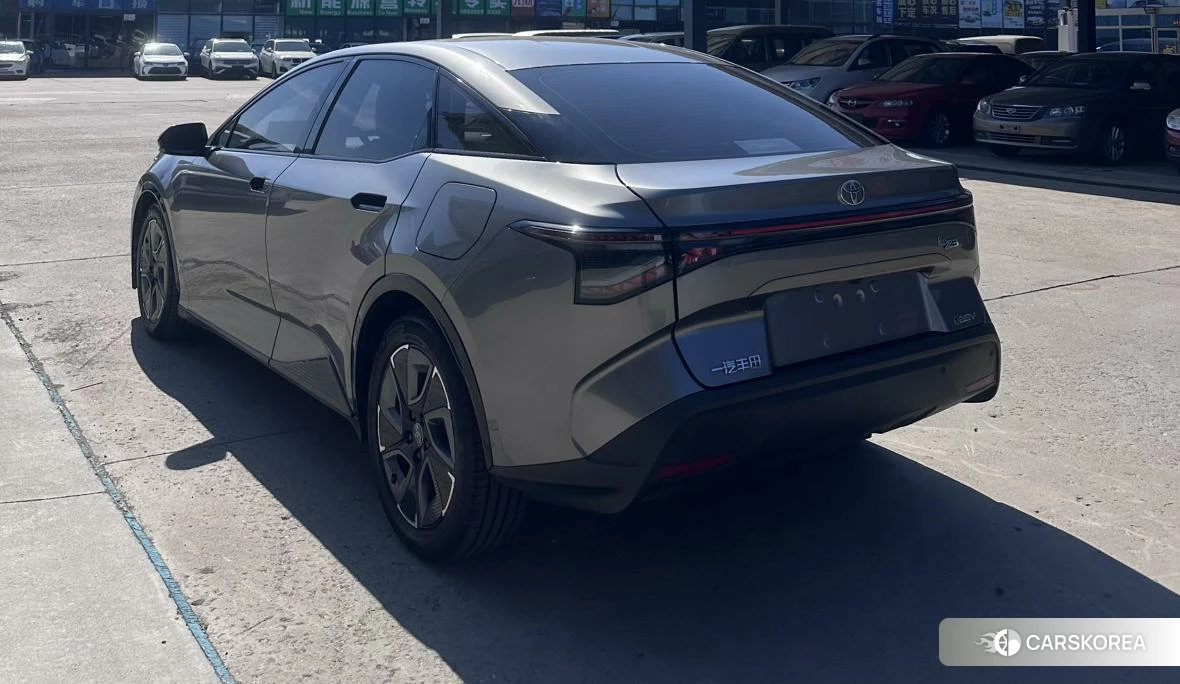 Toyota bZ3 2023 Темно-серый из Китая, фото 3