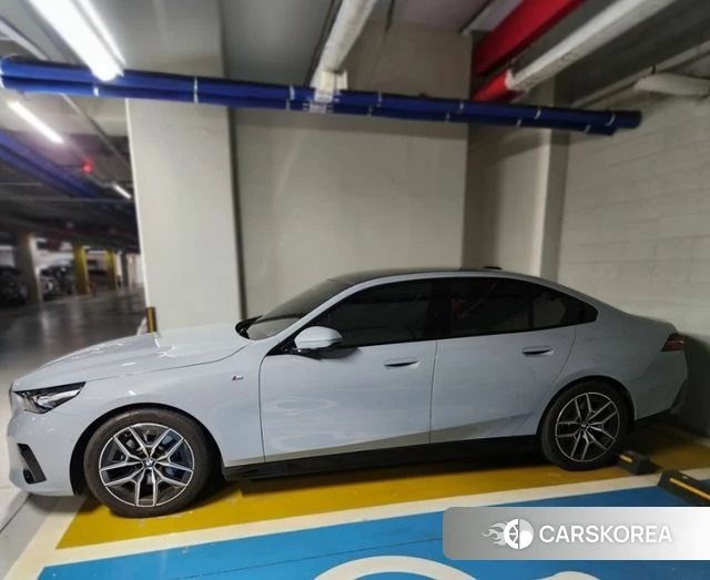 BMW 5 Series (G60) 2024 Серый из Кореи, фото 5