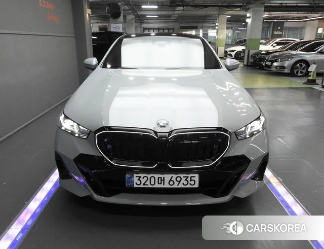 BMW 5 Series (G60) 2025 Небесно-голубой из Кореи, фото 3