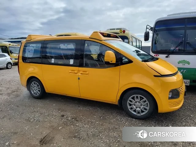 Hyundai Staria 2023 Желтый из Кореи, фото 3