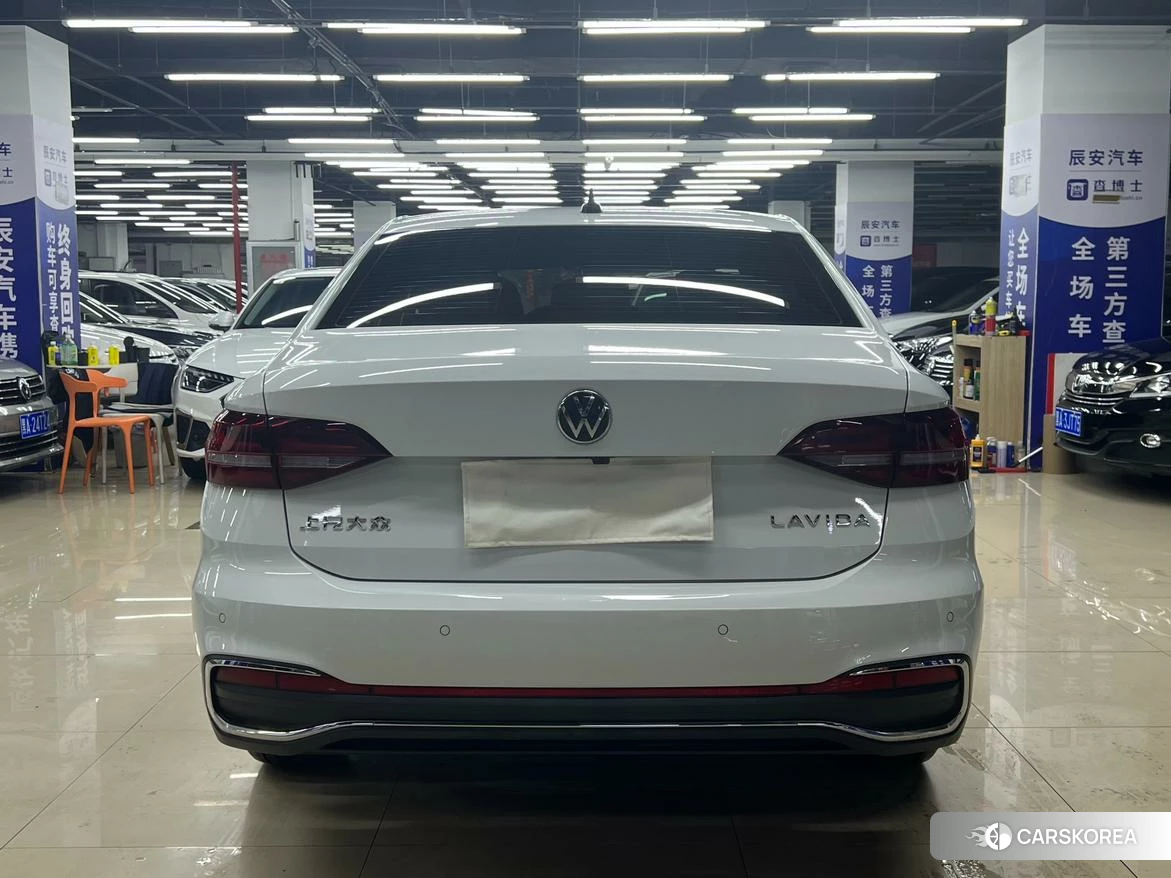 Volkswagen Lavida 2023 Белый из Китая, фото 3