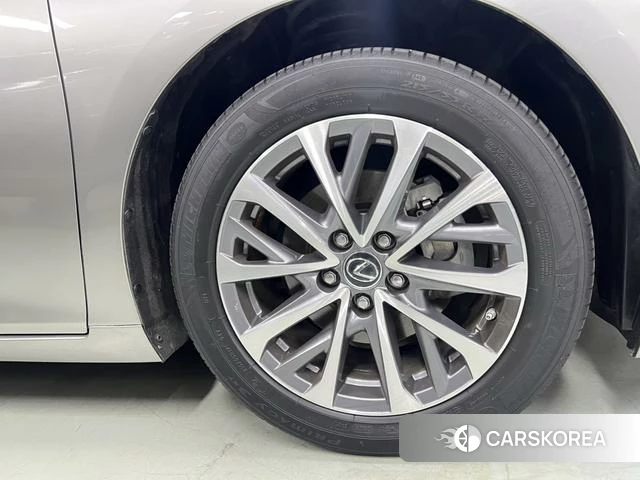 Lexus ES id 4279299 из Китая 14