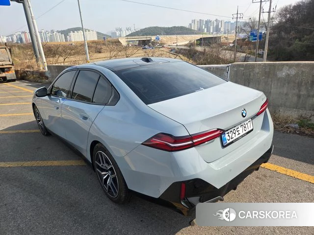 BMW 5 Series (G60) 2025 Светло-серебряный цвет из Кореи, фото 3