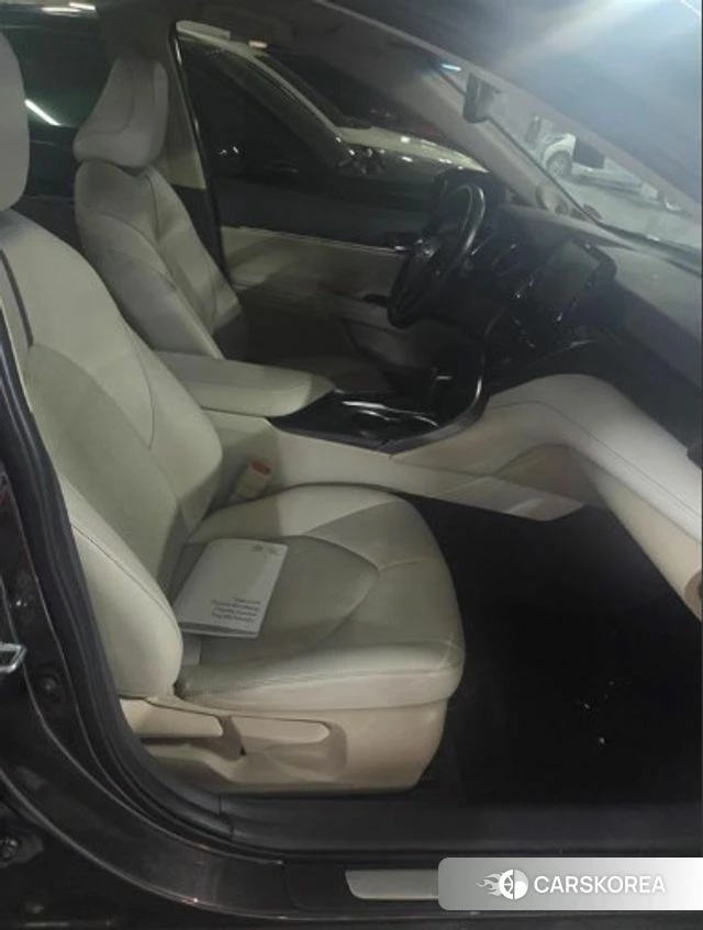 Toyota Camry (XV70) 2022 Серебристо-серый из Кореи, фото 3