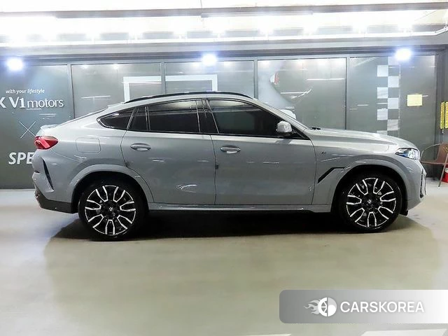 BMW X6 (G06) 2024 Светло-серебряный цвет из Кореи, фото 4