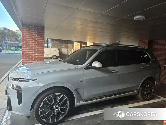 BMW X7 (G07) 2023 Серебристо-серый из Кореи, фото 3