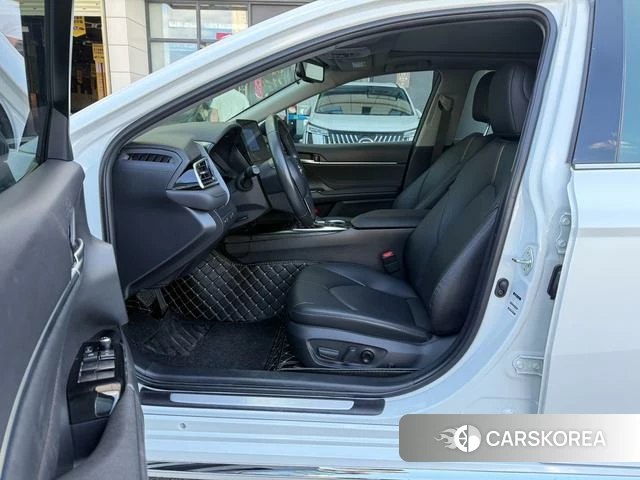 Toyota Camry 2023 Белый из Китая, фото 3