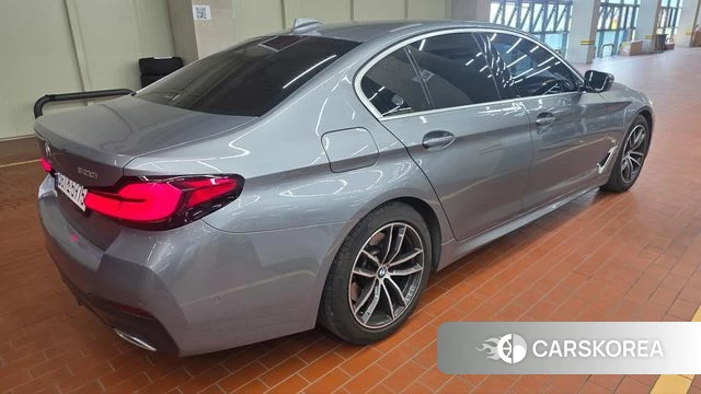 BMW 5 Series (G30) 2023 Серебристо-серый из Кореи, фото 3
