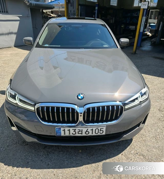 BMW 5 Series (G30) 2021 Светло-серебряный цвет из Кореи, фото 3