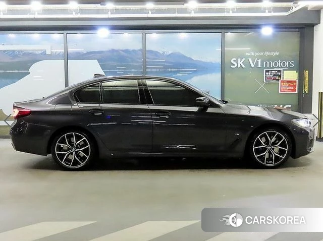 BMW 5 Series (G30) 2023 Серебристо-серый из Кореи, фото 3