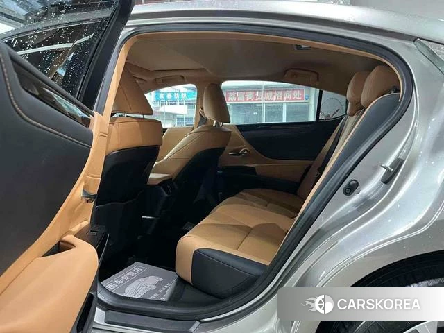 Lexus ES 2022 Серебристо-серый из Китая, фото 3